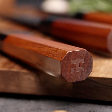Sepistatud Santoku nuga “Harumi”