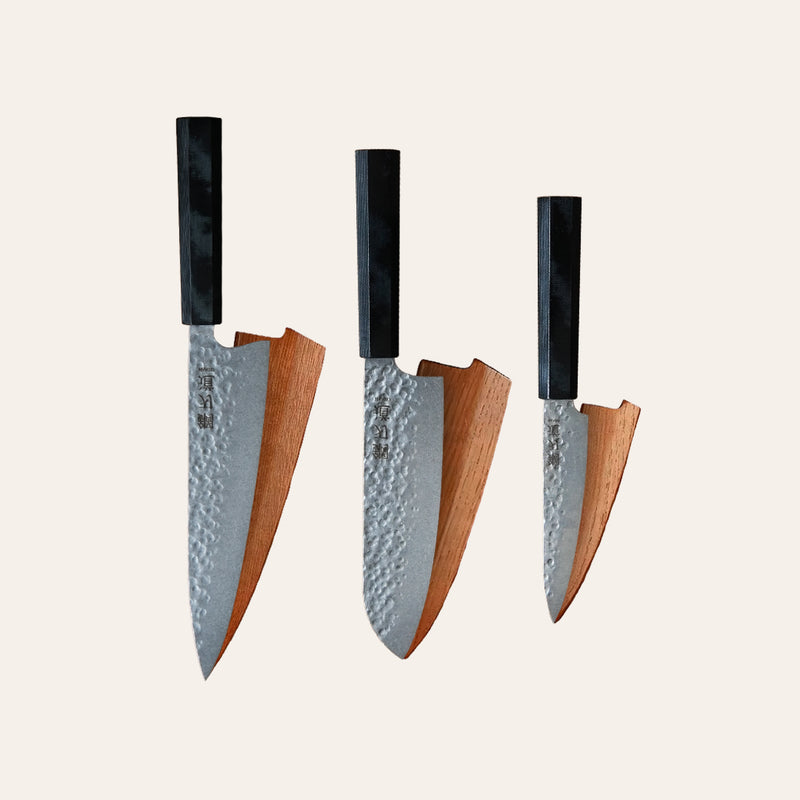 3 sepistatud nuga + puidust korpused